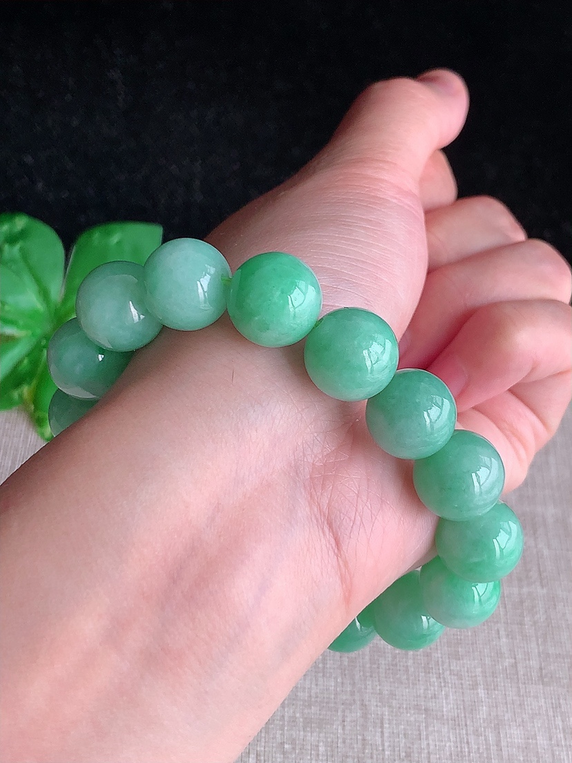 天然A货翡翠满绿圆珠佛珠手串16颗 
尺寸13.5mm 重量67.36g 0411