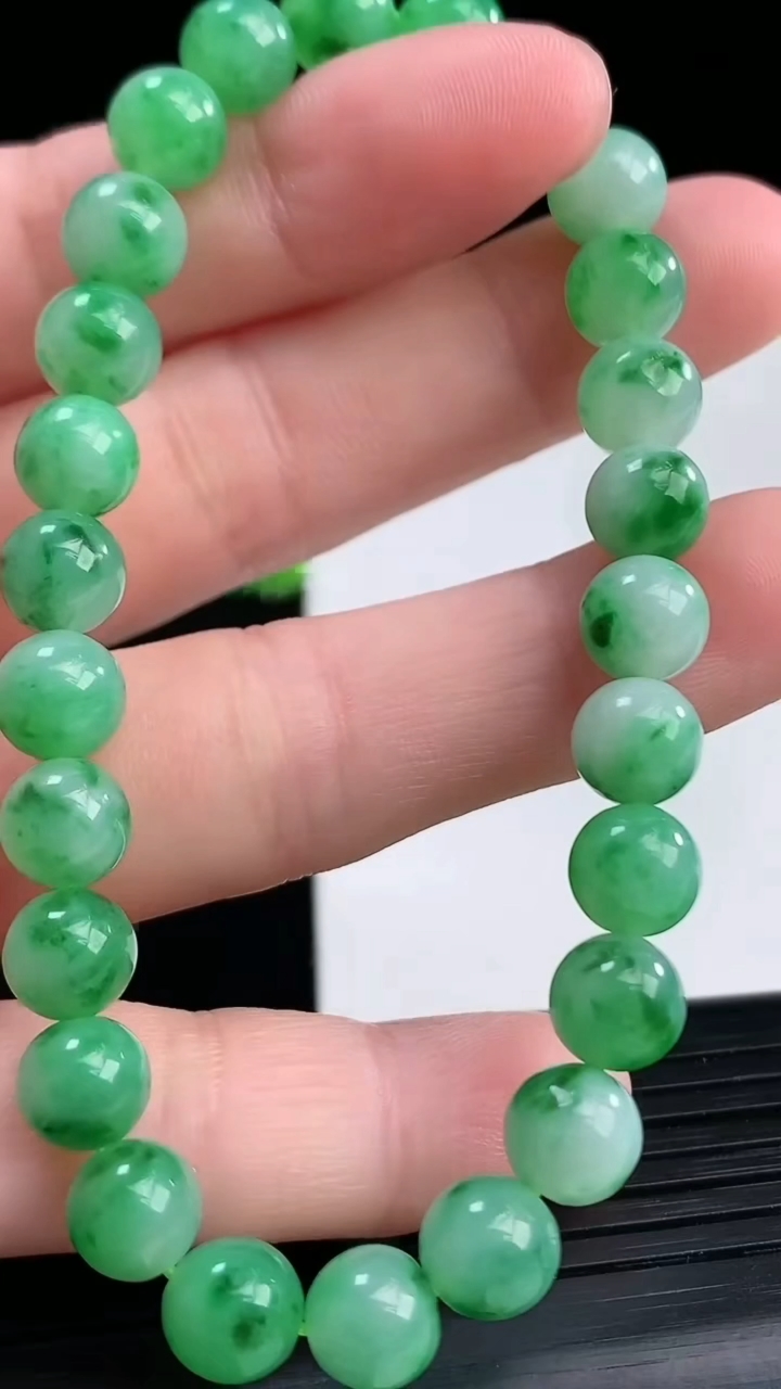 天然A货翡翠圆珠手串尺寸6.9重量:16.13g4月12日
工厂直销收藏佳品,种好水足，色泽均匀，有种有色，上手高大气！