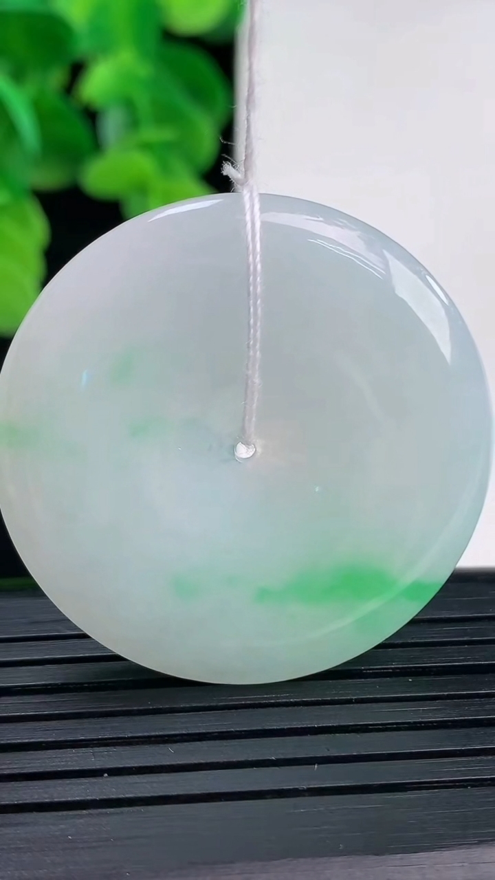 天然A货翡翠平安扣吊坠尺寸37.7-5.4重量:17.29g
4月12日