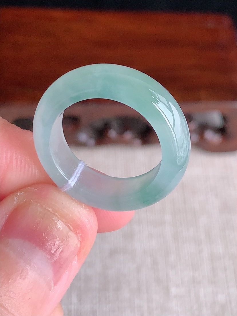 天然A货翡翠晴水素面戒指 
尺寸16.5-6.6-3.6mm 重量4.33g 0411