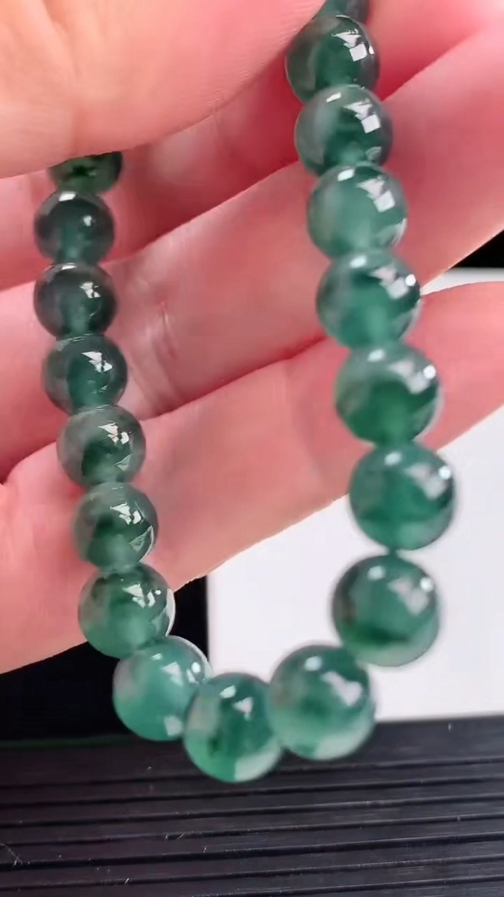 天然A货翡翠飘花圆珠手串，尺寸8-24颗重量:20.50g4月12日
工厂直销收藏佳品,种好水足，色泽均匀，有种有色，上手高大气！