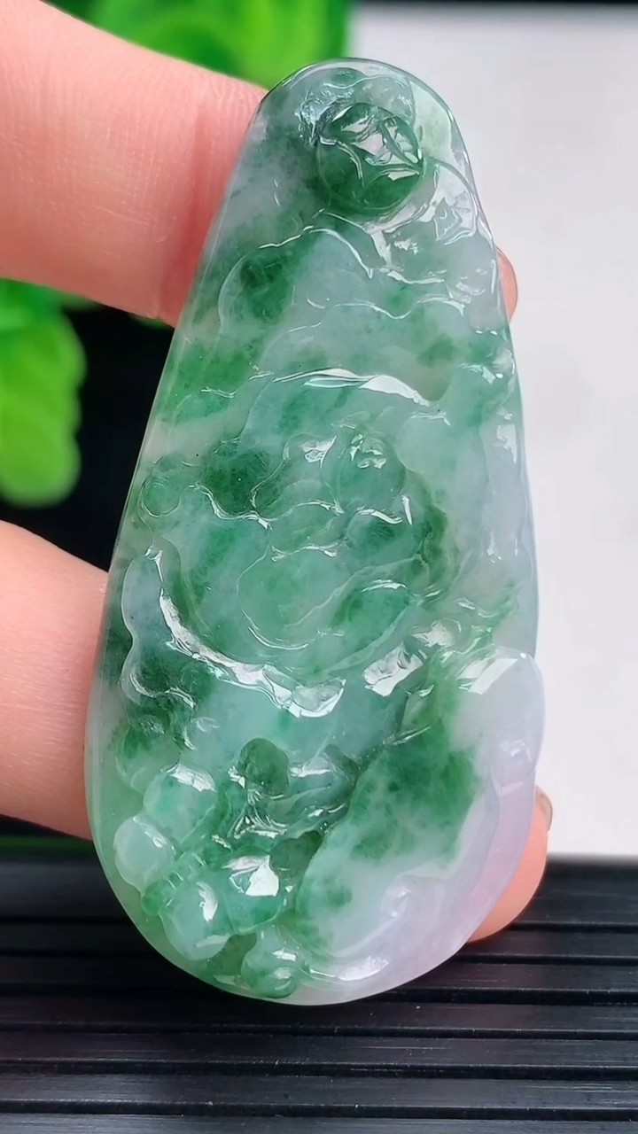 天然A货翡翠飘花和和美美 荷花吊坠尺寸50.7-25.1-5.1重量:13.87g
4月12日