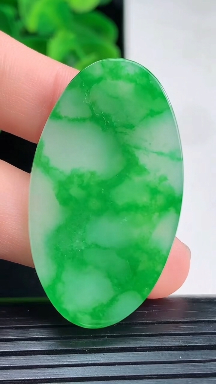 天然A货翡翠无事牌镶嵌件尺寸42.5-24.1-3重量:8.09g
4月12日