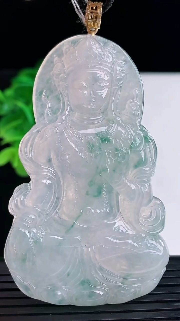 天然A货翡翠种飘花度母观音吊坠尺寸70.8-43.1-5.2重量:31.08g
4月12日