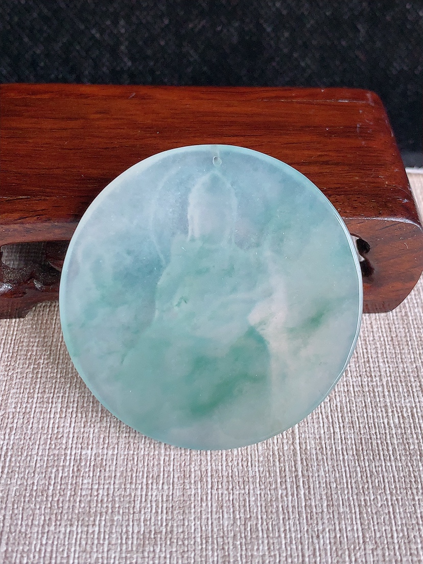 天然A货翡翠飘花一刀切普贤菩萨吊坠 
尺寸49.6-4.7mm 重量22.23g 0411