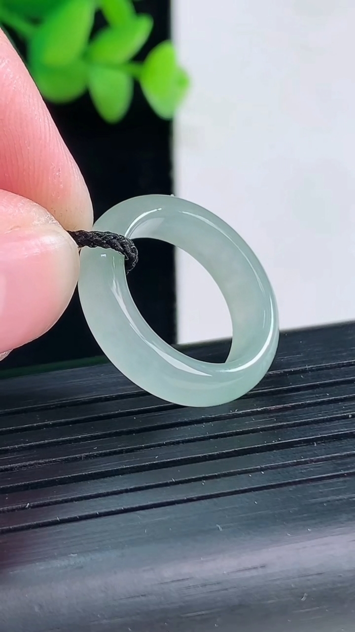 天然A货翡翠飘花素面玉指环 戒指，尺寸17-6-3.2重量:3.35g2026年4月12日
工厂直销收藏佳品,种好水足，色泽均匀，有种有色，上手高大气！