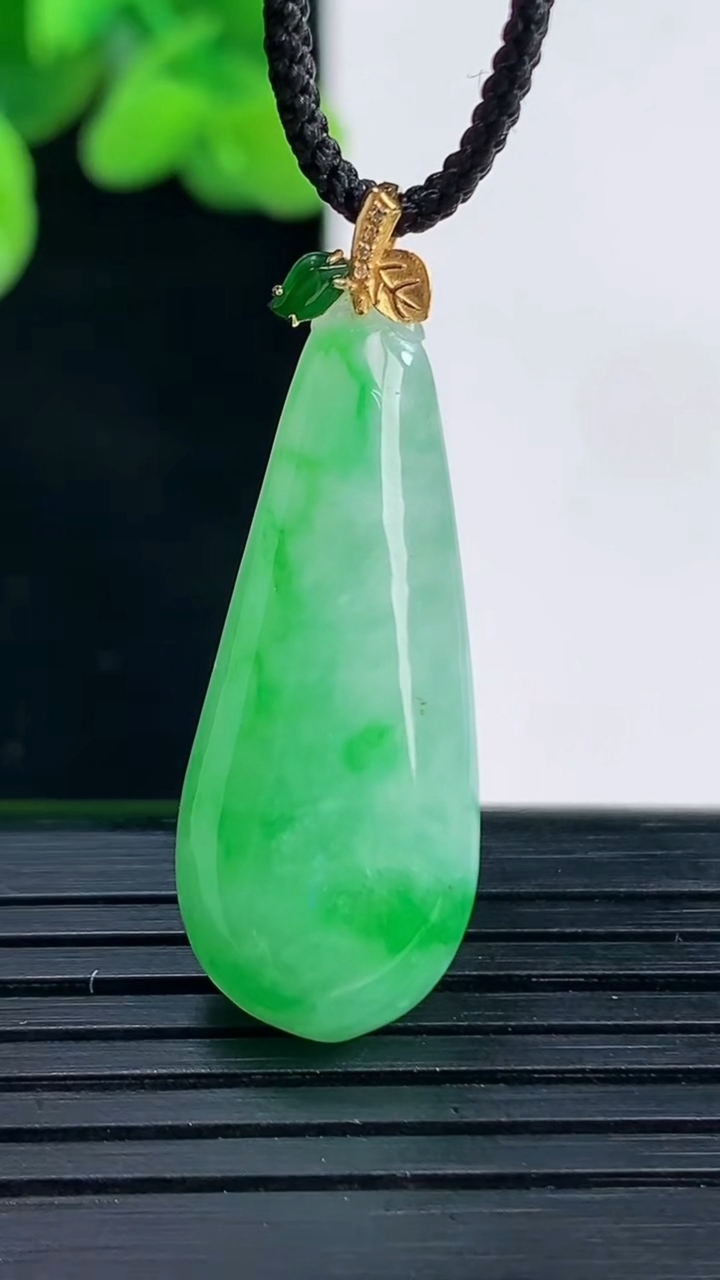 天然A货翡翠福瓜吊坠尺寸36.4-12.7-7重量:4.87g
4月12日