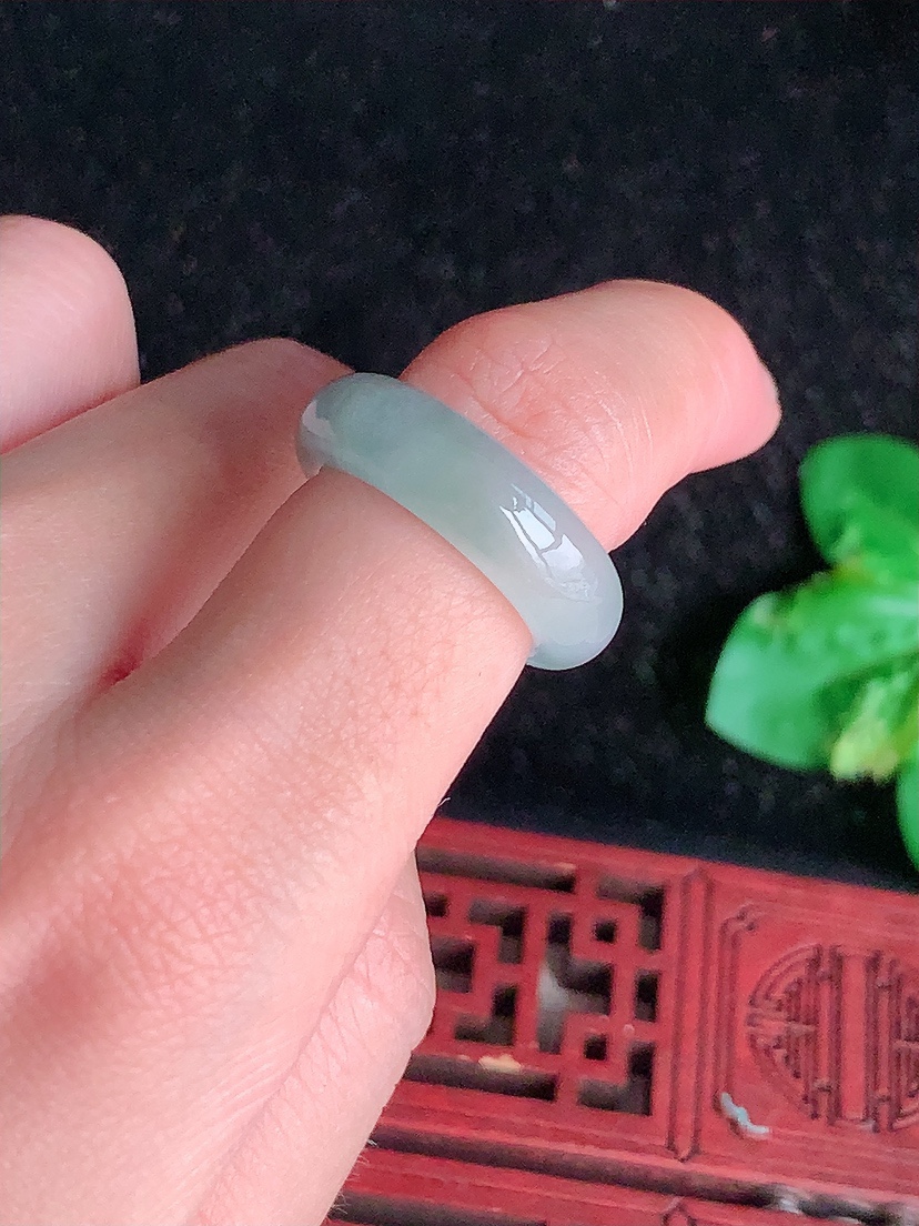 天然A货翡翠晴水素面戒指 
尺寸16.5-6.6-3.6mm 重量4.33g 0411