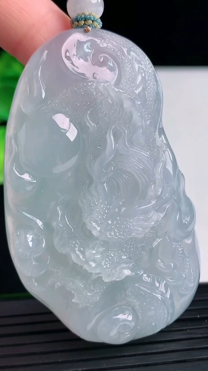 天然A货翡翠紫罗兰龙牌吊坠尺寸63.2-38.5-13重量:57.02g
4月12日