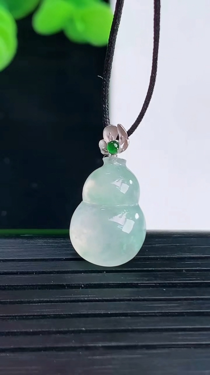 天然A货翡翠种飘花葫芦吊坠尺寸20.9-10.8-5.2重量:1.64g
4月12日