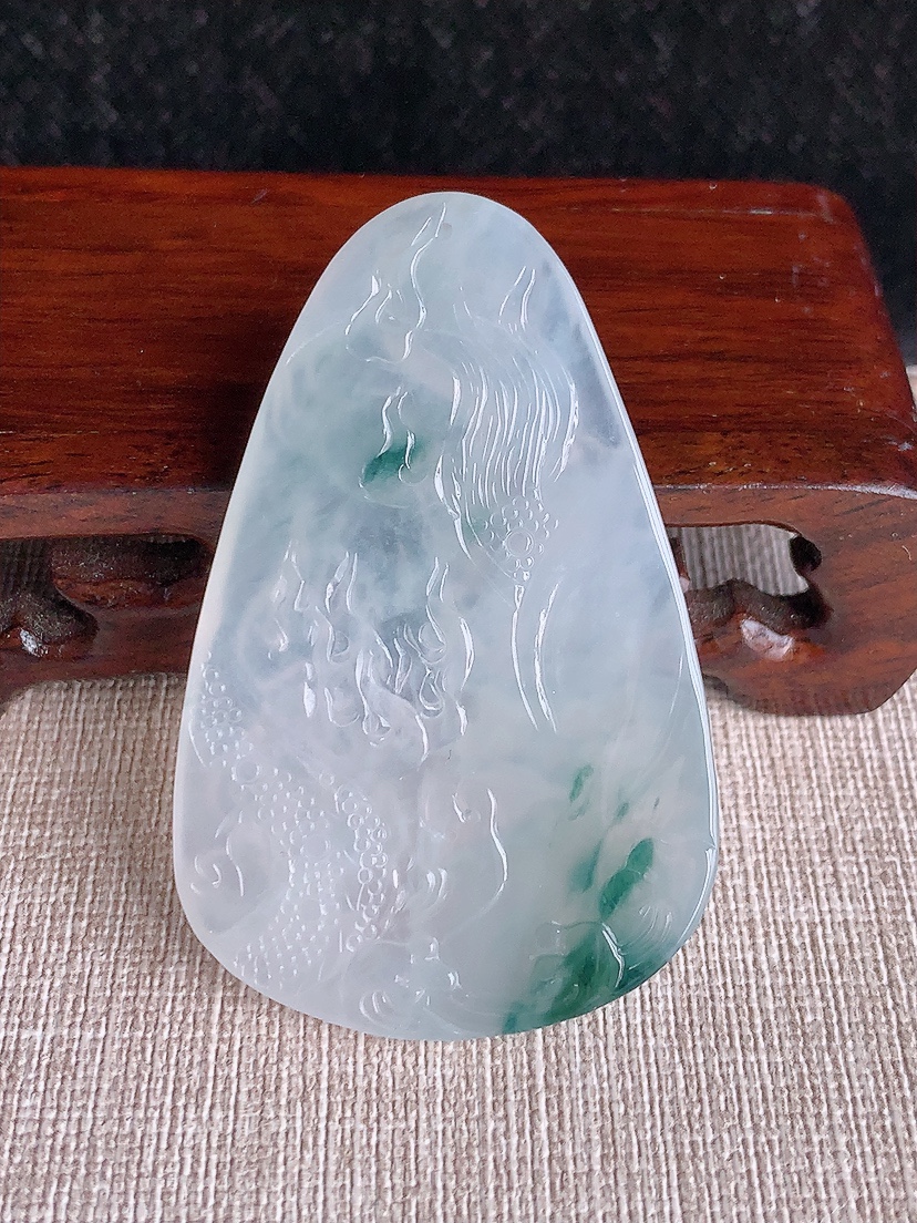 天然A货翡翠飘花龙牌吊坠 
尺寸57.8-37-5.4mm 重量19.70g 0411