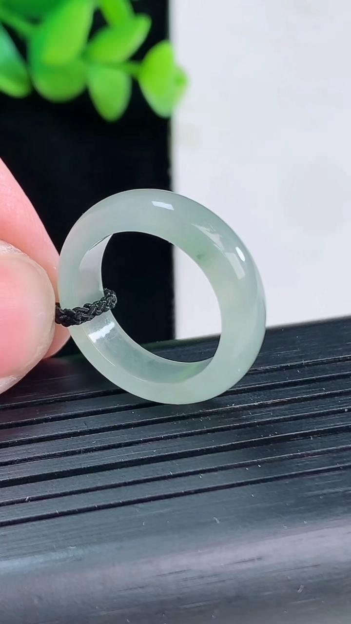 天然A货翡翠飘花素面玉指环 戒指，尺寸17-6-3.2重量:3.35g2026年4月12日
工厂直销