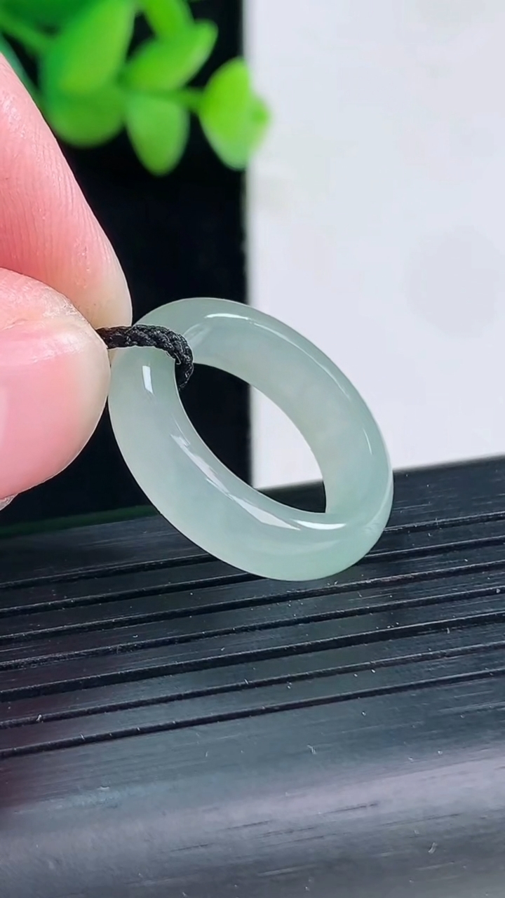 天然A货翡翠飘花素面玉指环 戒指，尺寸17-6-3.2重量:3.35g2026年4月12日
工厂直销收藏佳品,种好水足，色泽均匀，有种有色，上手高大气！