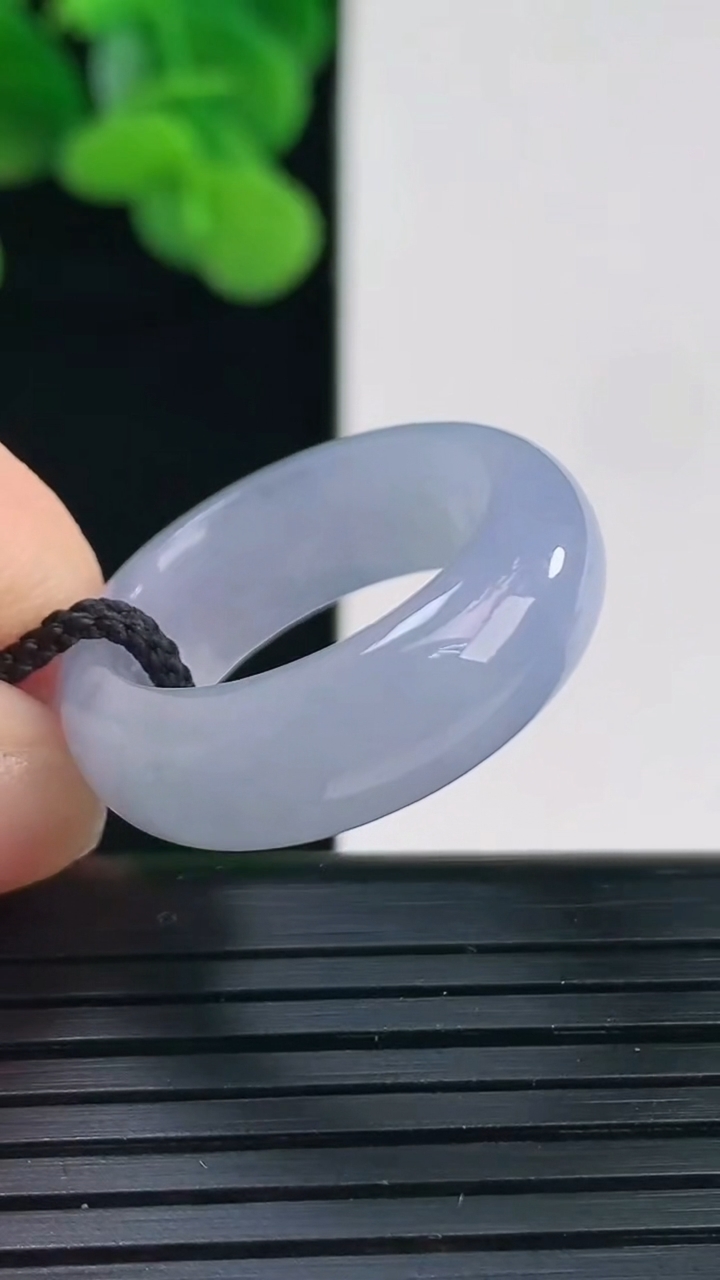 天然A货翡翠紫罗兰指环戒指尺寸17.6-7.4-3.9重量:5.91g2026年4月12日
工厂直销收藏佳品,种好水足，色泽均匀，有种有色，上手高大气！