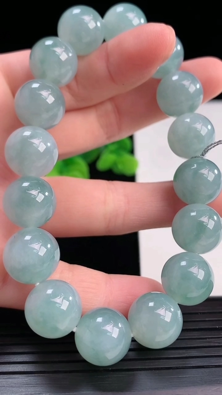 天然A货翡翠飘花圆珠手串尺寸13-16颗重量:59.84g4月12日
工厂直销收藏佳品,种好水足，色