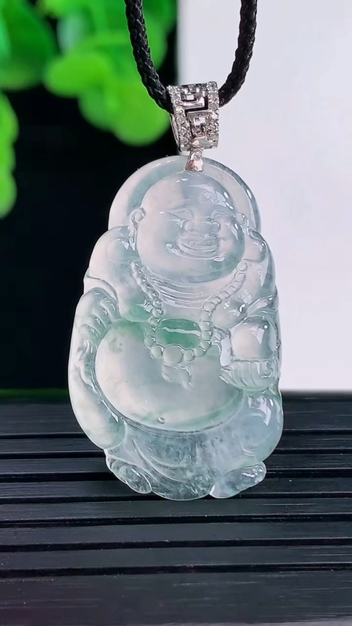 天然A货翡翠种飘花逍遥佛吊坠尺寸37.9-19-4.8重量:6.34g
4月12日