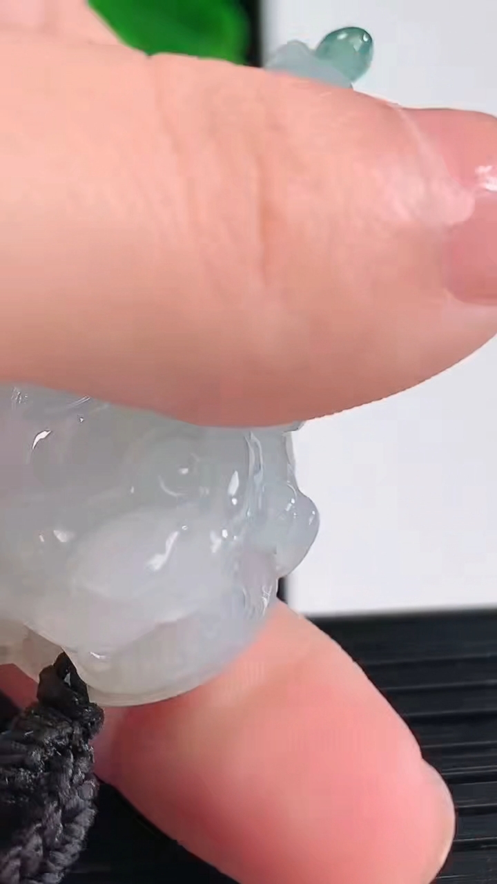 天然A货翡翠飘花貔貅吊坠尺寸40.6-24.8-13.4重量:30.62g
4月12日