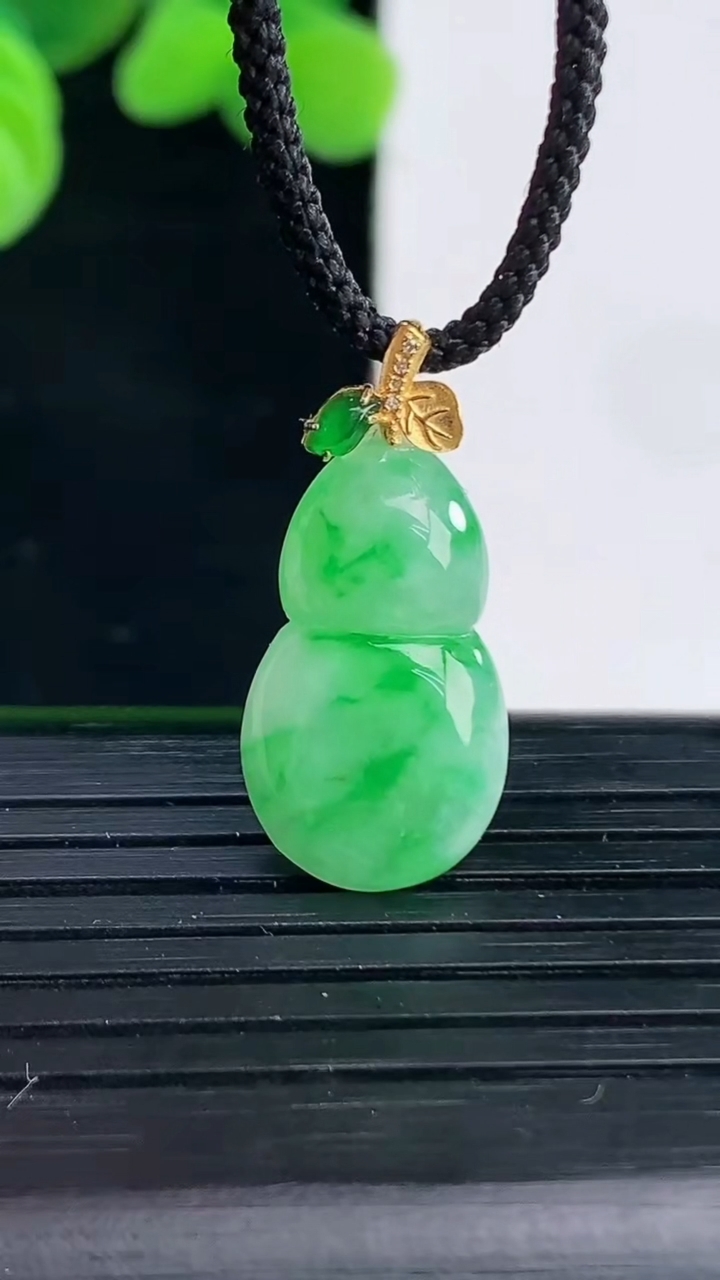 天然A货翡翠葫芦吊坠尺寸24.7-11.1-3.8重量:1.77g
4月12日