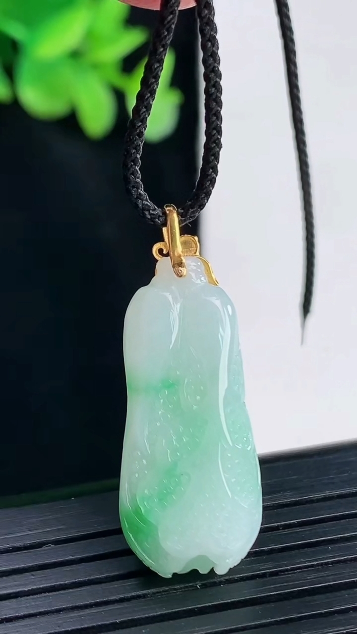 天然A货翡翠白菜吊坠，尺寸25.6-12-9重量:5.75g
4月12日