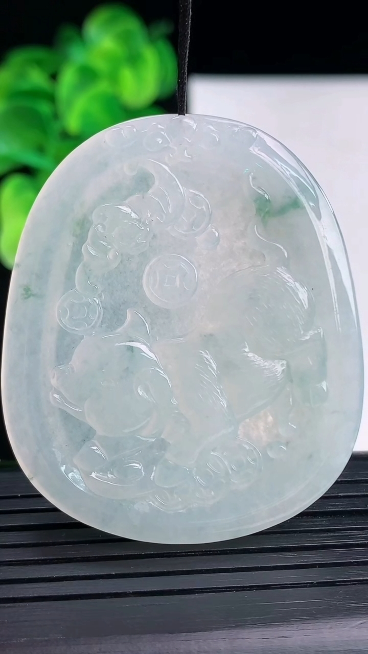 天然A货翡翠飘花生肖猪吊坠尺寸51.2-43.2-5.7重量:25.85g
4月12日