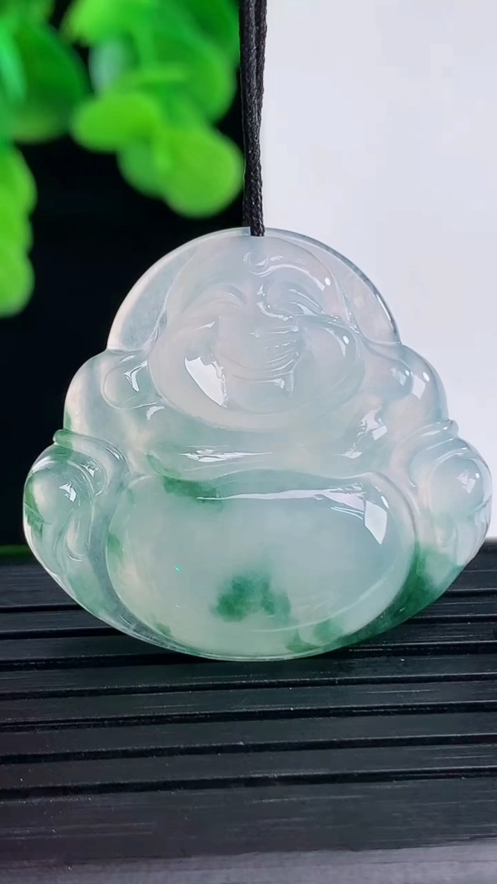 天然A货翡翠冰种飘花佛公吊坠尺寸29.6-32.1-5.8重量:9.35g
4月12日