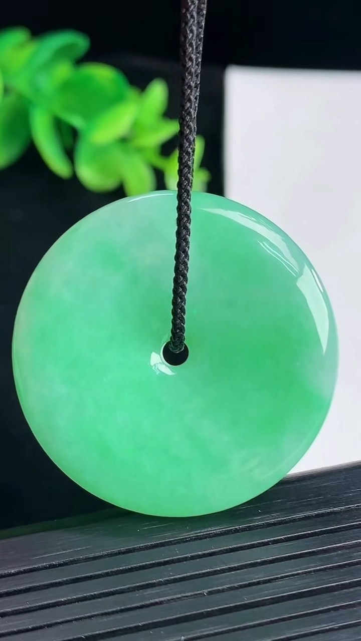 天然A货翡翠平安扣吊坠，尺寸38-6重量:18.95g
4月12日