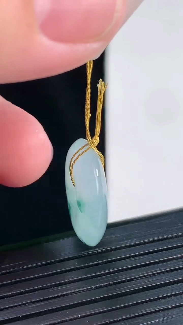 天然A货翡翠飘花平安扣吊坠，尺寸20-5.2重量:4.32g
4月12日