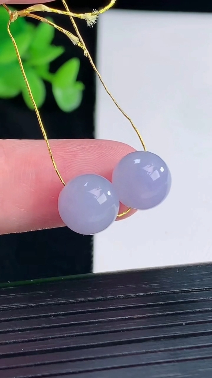 天然A货翡翠紫罗兰圆珠吊坠一对 尺寸10重量:3.46g
4月12日