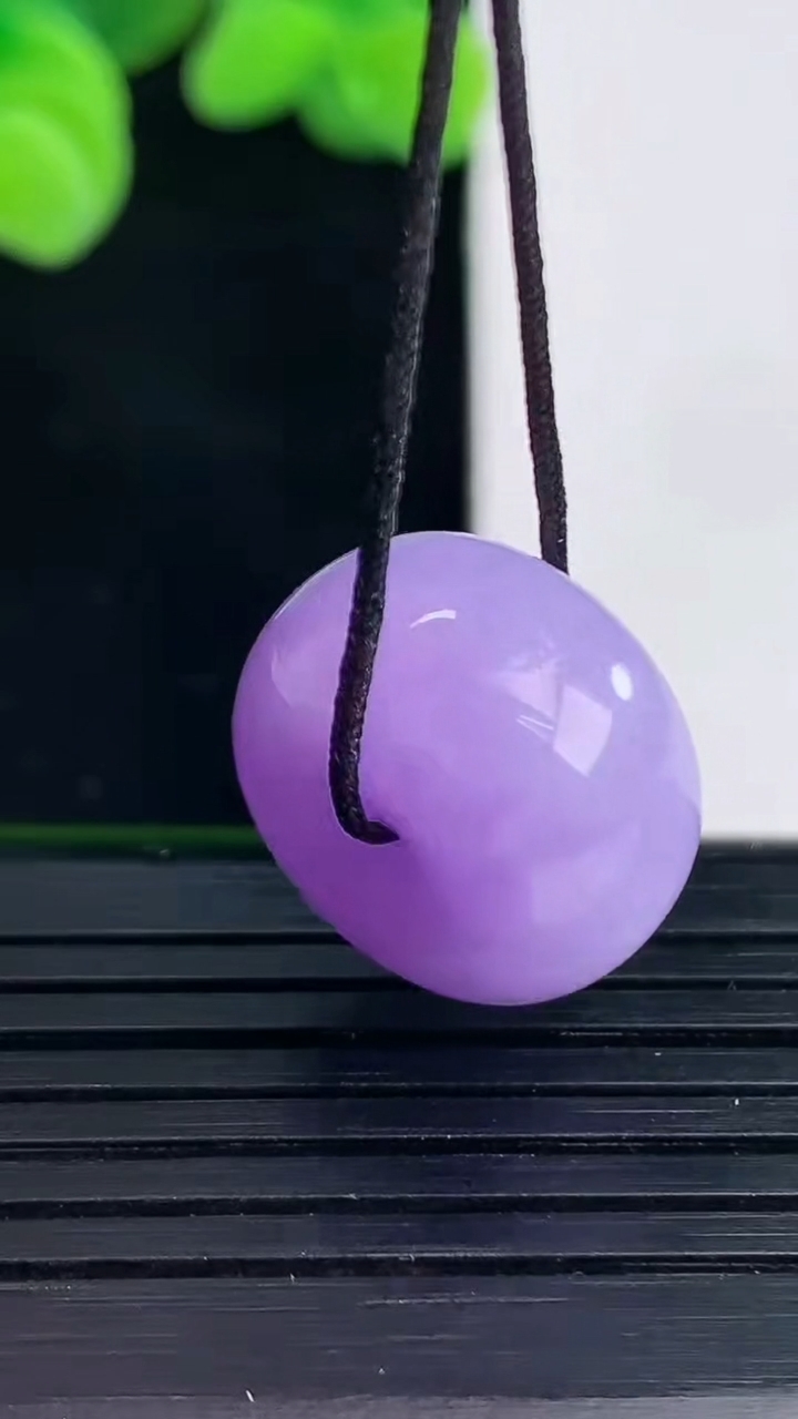 天然A货翡翠紫罗兰平安扣吊坠尺寸17.2-10.6重量:6.91g
4月12日