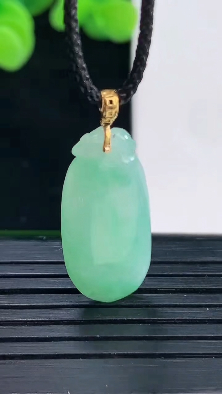 天然A货翡翠福瓜吊坠尺寸24.7-11-5.9重量:3.28g
4月12日