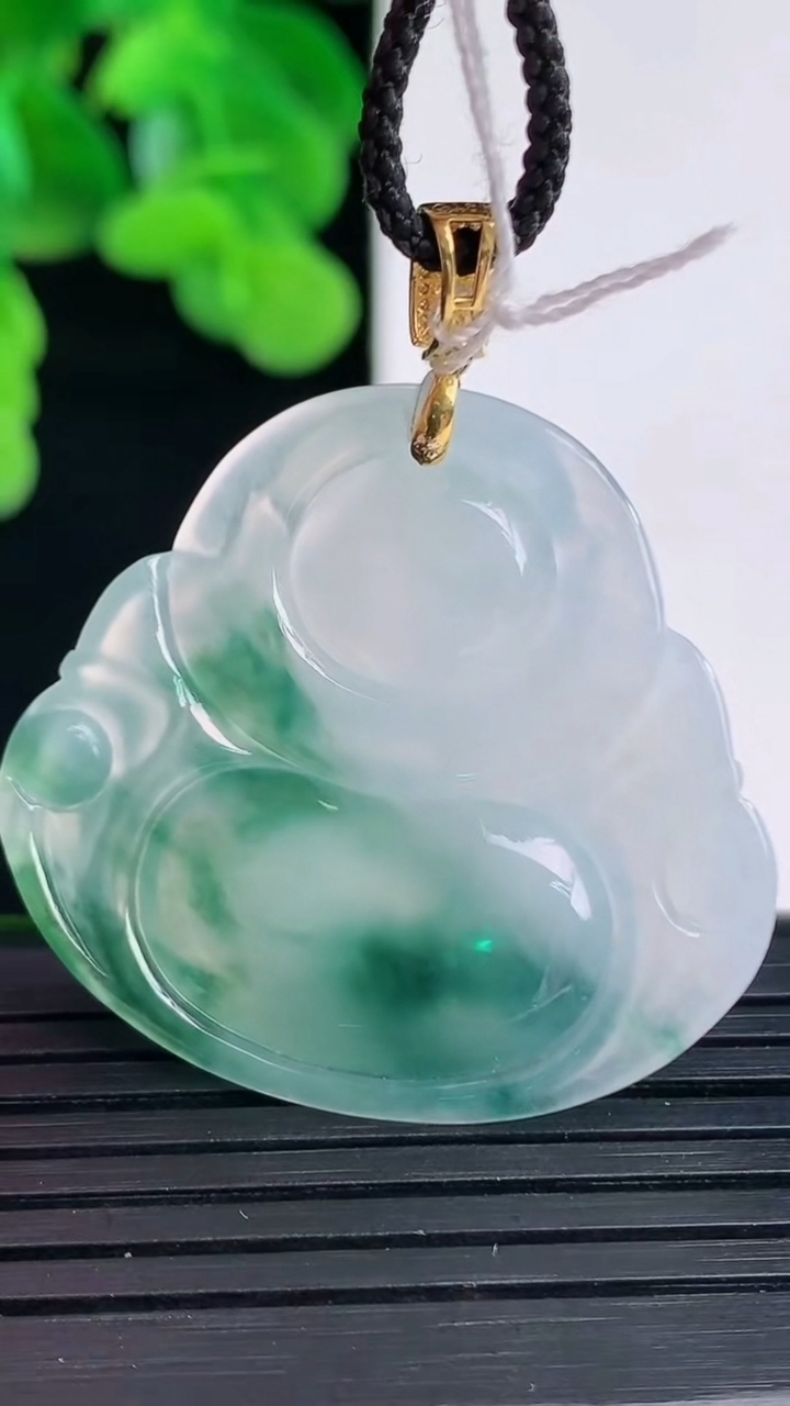 天然A货翡翠种飘花佛公吊坠尺寸32.1-34.8-5.8重量:10.79g
4月12日