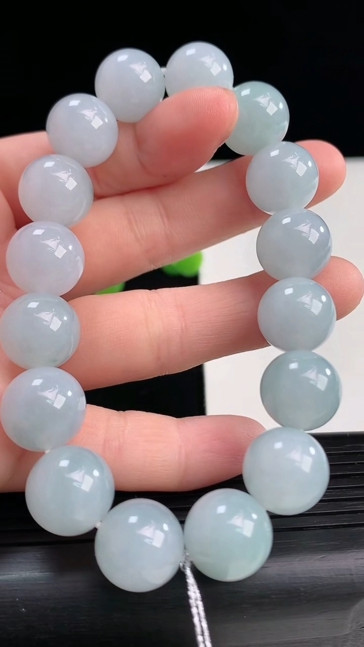 天然A货翡翠飘花圆珠手串尺寸12.7-16颗重量:56.81g4月12日
工厂直销收藏佳品,种好水足，色泽均匀，有种有色，上手高大气！