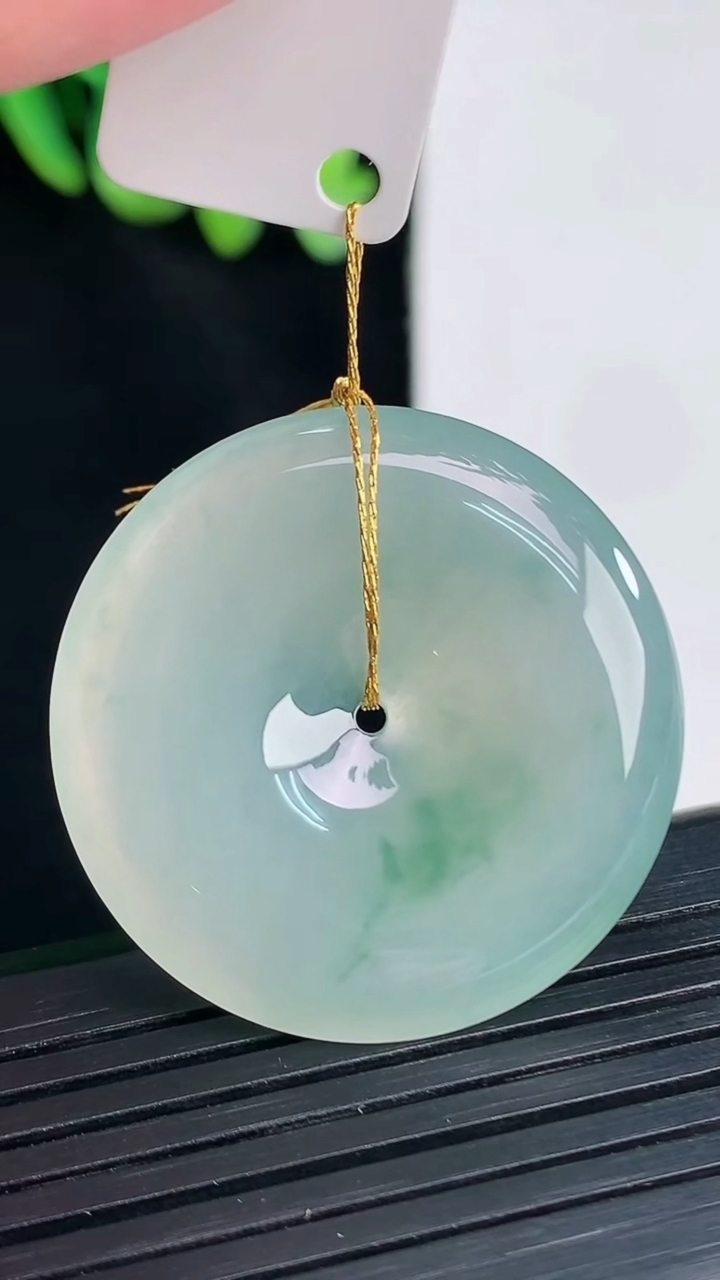 天然A货翡翠冰种飘花平安扣吊坠，尺寸32-5.2重量:11.46g
4月12日