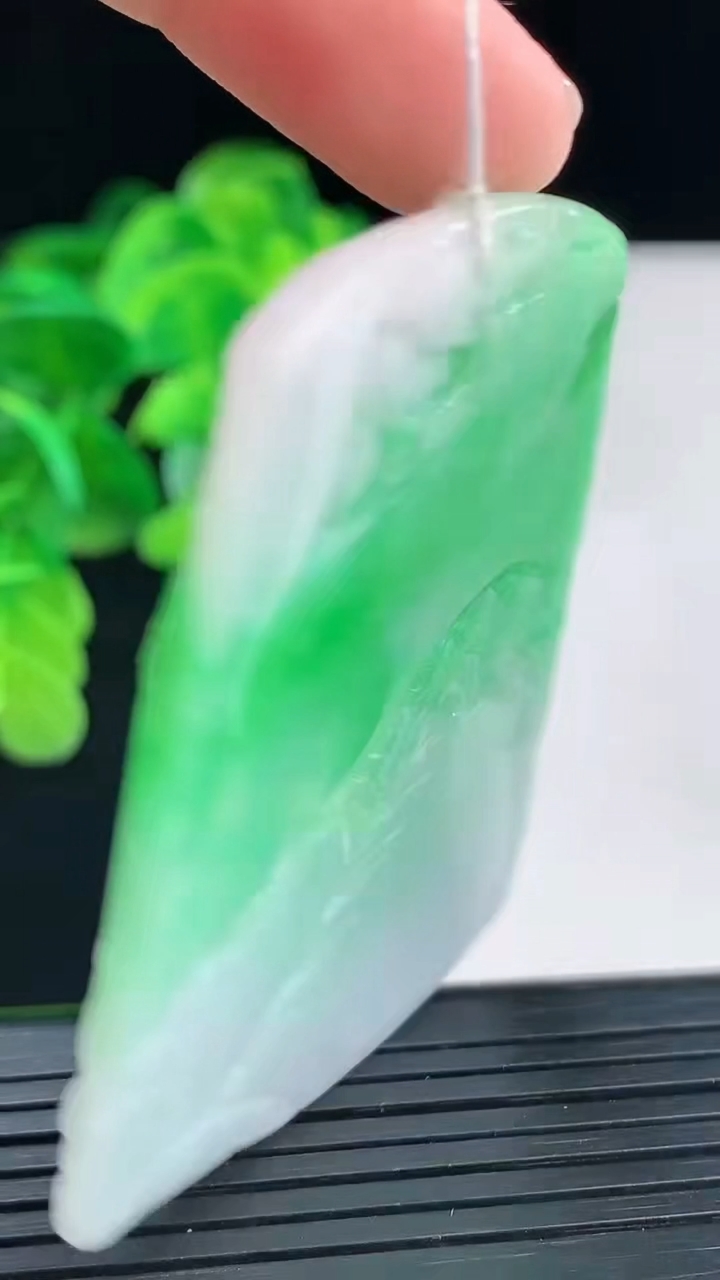 天然A货翡翠山水牌吊坠尺寸58.5-41.7-5.5重量:29.71g
4月12日