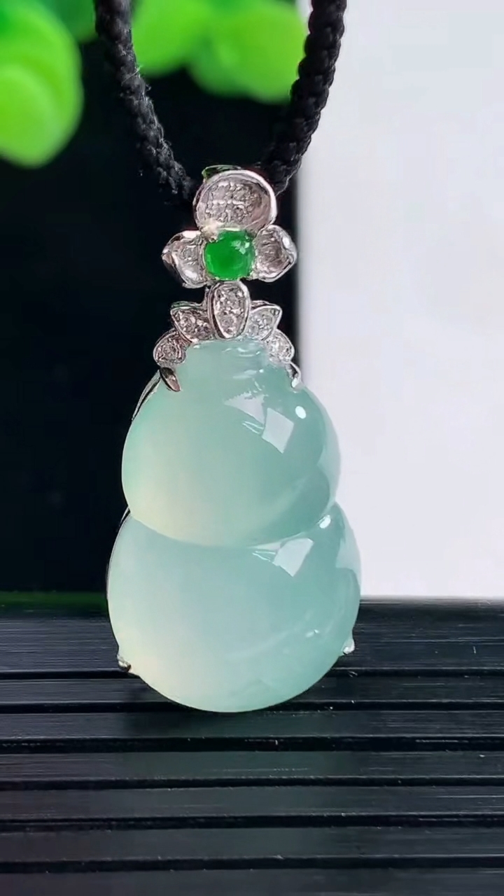 天然A货翡翠葫芦吊坠尺寸30-13.9-8.3重量:4.43g
4月12日