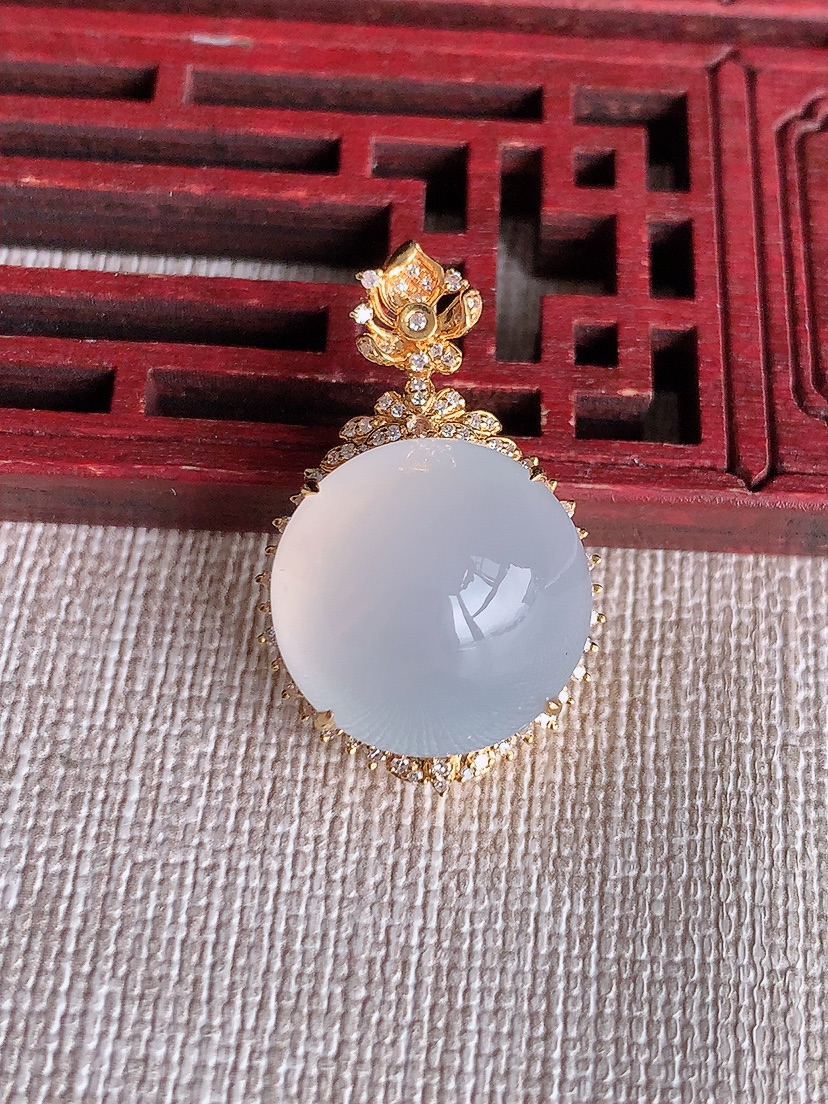天然A货翡翠18K金伴钻镶嵌白冰白月光蛋面吊坠 
尺寸28.6-17.6-13裸石16mm 重量6.05g 0410