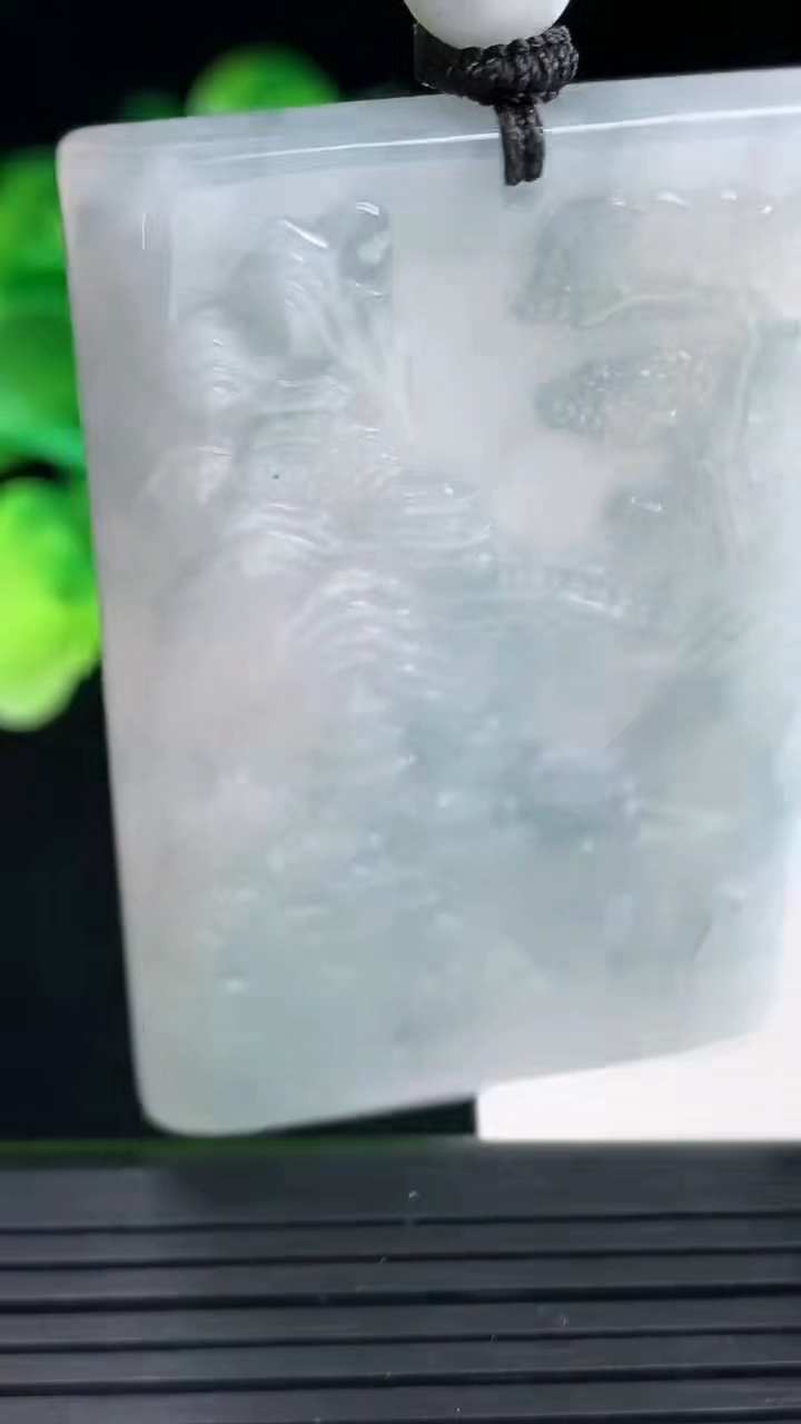 天然A货翡翠紫罗兰山水牌吊坠尺寸59.4-38.1-5.4重量:41.67g
4月12日