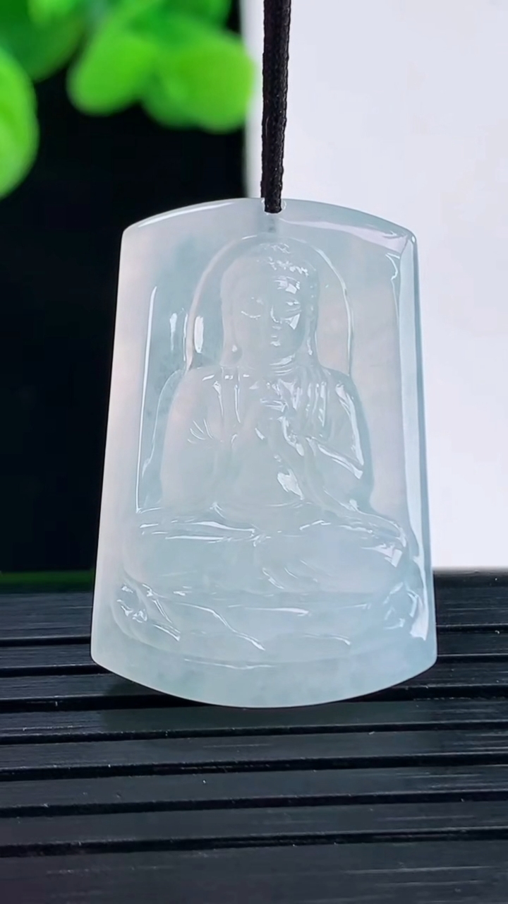 天然A货翡翠阿弥陀佛吊坠尺寸30.4-19.7-4.9重量:7.43g
4月12日