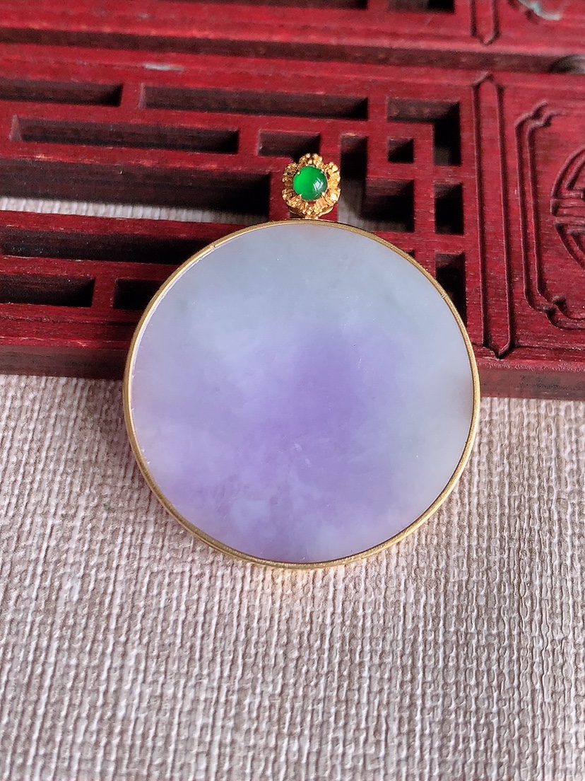 天然A货翡翠18K金镶嵌紫罗兰无事牌吊坠 
尺寸34.8-29.2-4mm 重量9.15g 0411