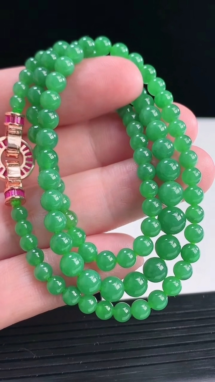 天然A货翡翠圆珠项链 尺寸4.5-108颗重量:21.68g
4月12日