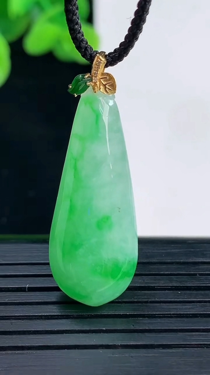 天然A货翡翠福瓜吊坠尺寸36.4-12.7-7重量:4.87g
4月12日