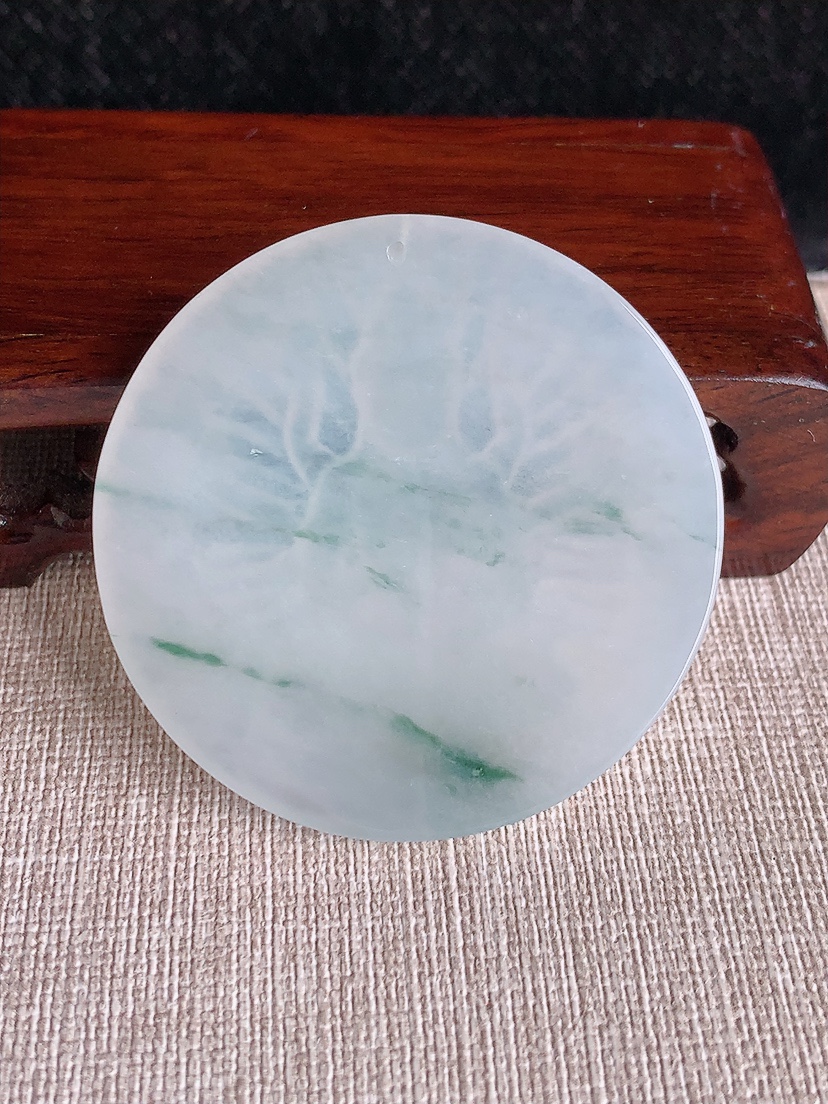 天然A货翡翠飘花一刀切千手观音吊坠 
尺寸49.8-5.4mm 重量28.66g 0411