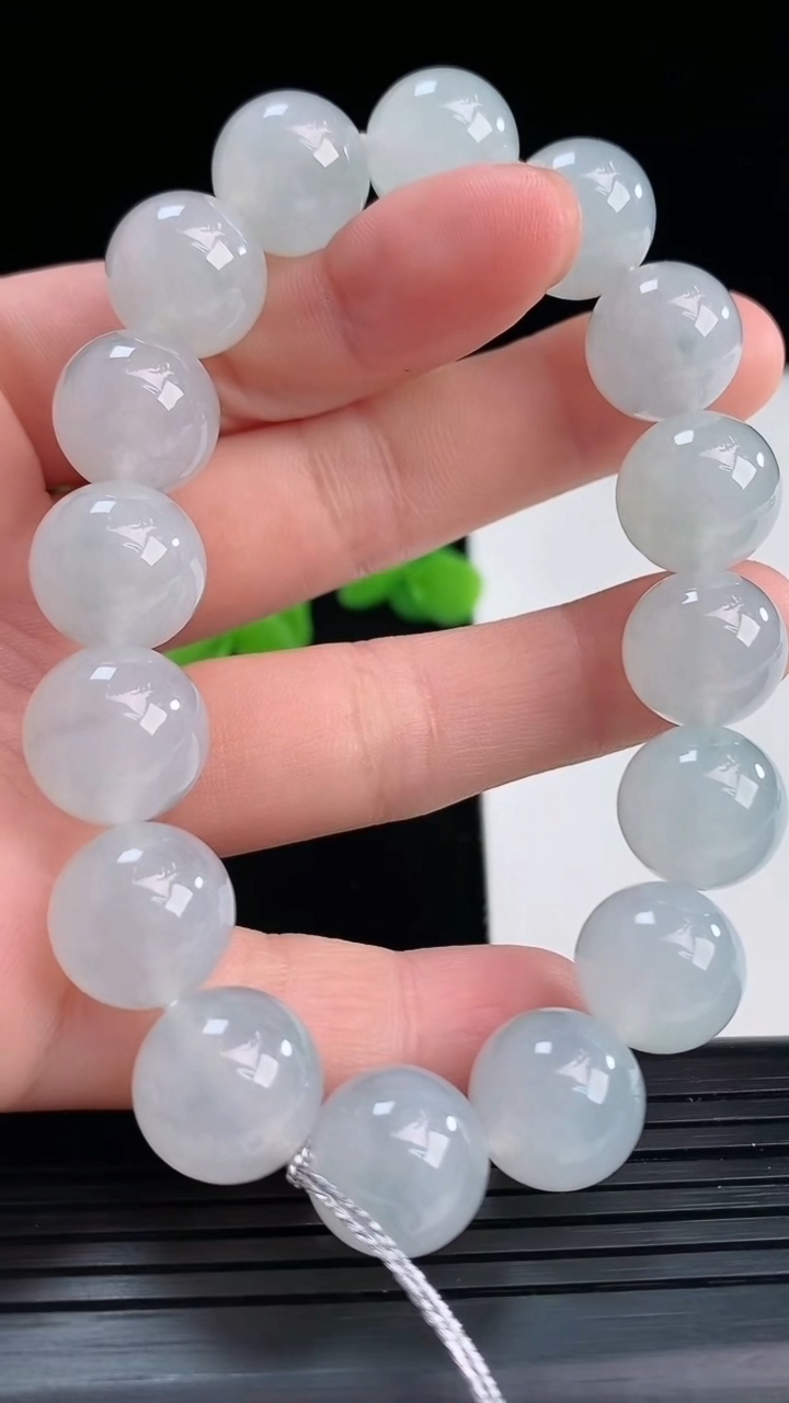 天然A货翡翠圆珠手串尺寸12.5-16颗重量:54.18g4月12日
工厂直销收藏佳品,种好水足，色泽均匀，有种有色，上手高大气！