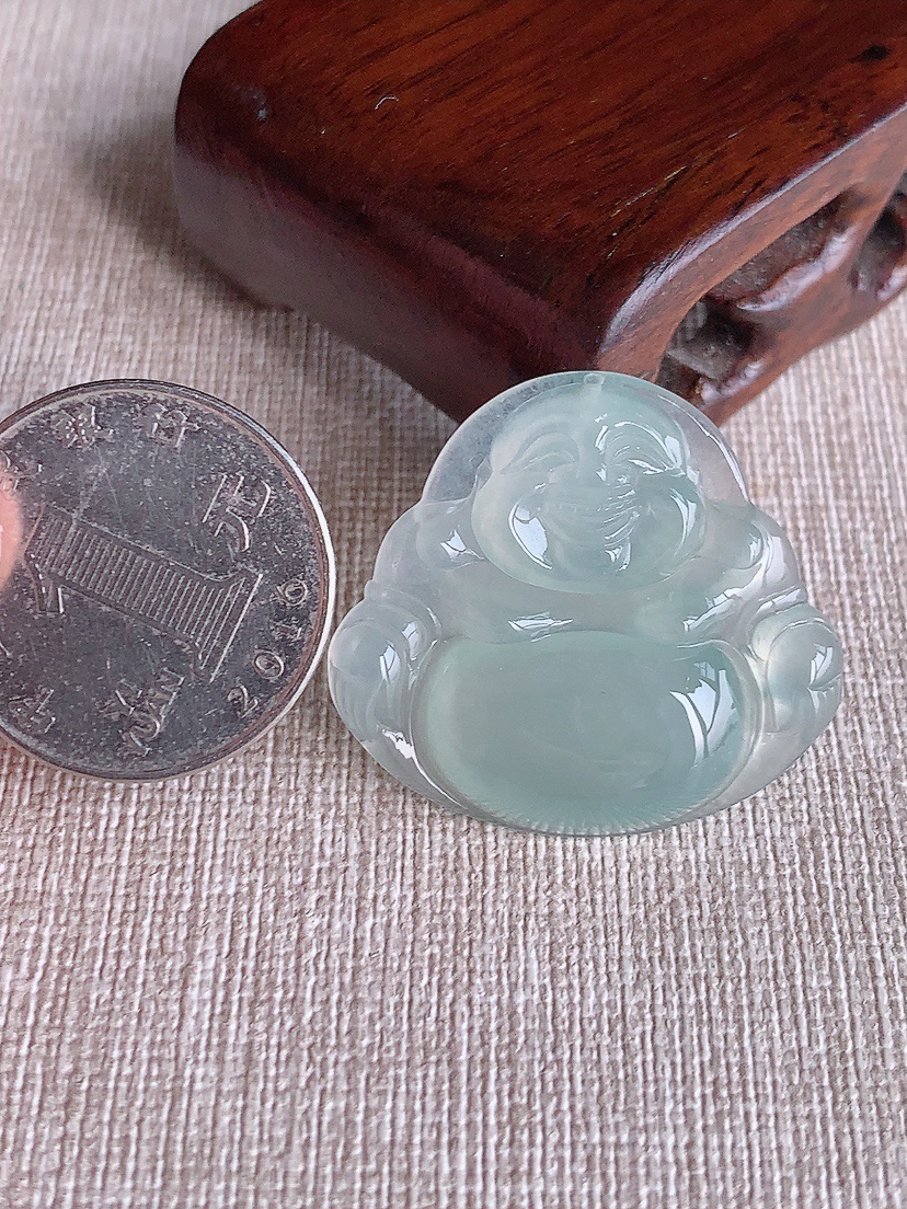 天然A货翡翠晴水佛公吊坠 
尺寸29.8-32.8-5.6mm 重量8.06g 0411