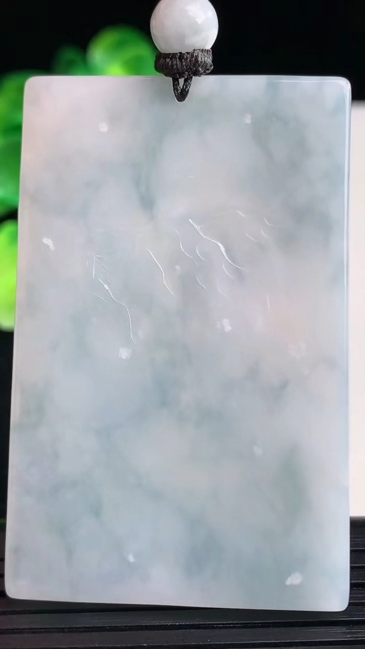 天然A货翡翠紫罗兰山水牌吊坠尺寸59.4-38.1-5.4重量:41.67g
4月12日