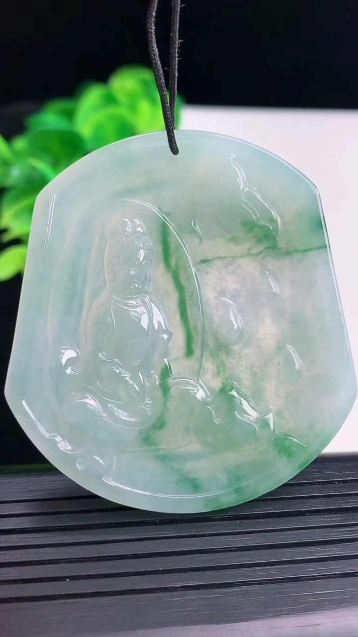 天然A货翡翠飘花观音菩萨吊坠尺寸43.8-49.9-4.8重量:25.17g
4月12日