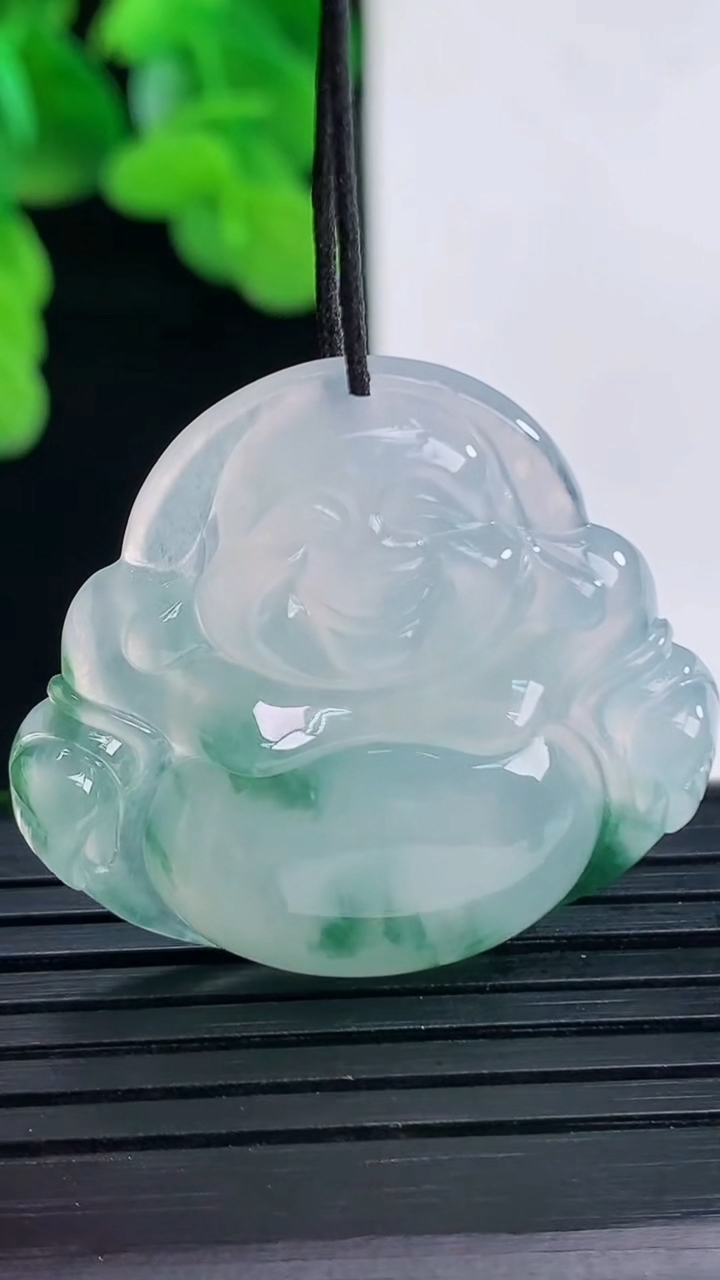 天然A货翡翠冰种飘花佛公吊坠尺寸29.6-32.1-5.8重量:9.35g
4月12日