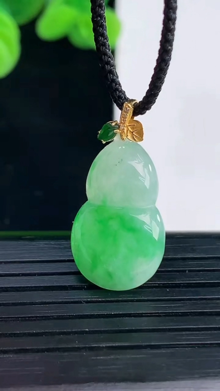 天然A货翡翠葫芦吊坠尺寸26.6-13.2-4.6重量:2.60g
4月12日