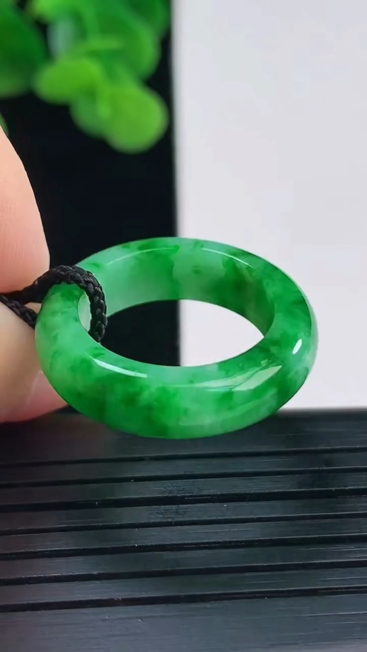 天然A货翡翠指环戒指尺寸173-6-3.6重量:4.51g2026年4月12日
工厂直销收藏佳品,种好水足，色泽均匀，有种有色，上手高大气！