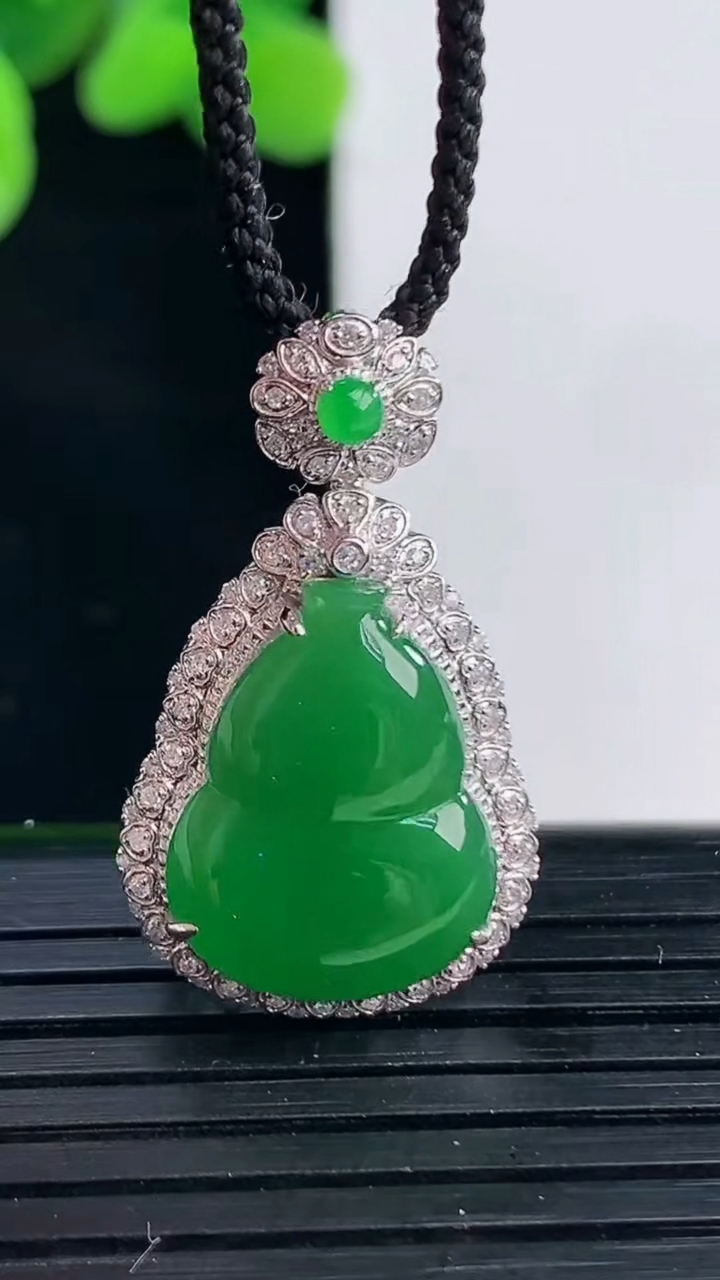 天然A货翡翠葫芦吊坠尺寸29.2-17-8.5裸石17.2-12.8重量:3.59g
4月12日